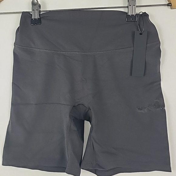 NWT Oner Active Womens SoftMotion Shorts Soft Black 5” Inseam Size S 💔 DAMAGED - Picture 1 of 5